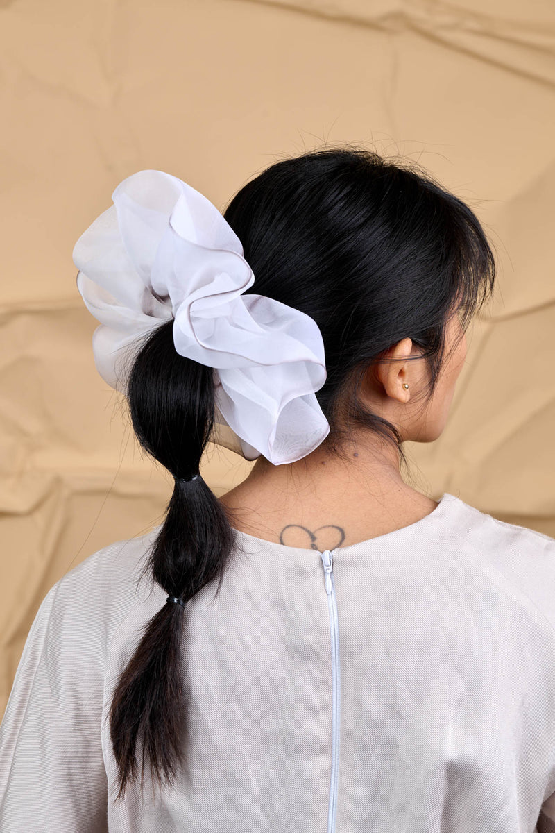 Giga Scrunchie in Black and White Feather Stroke Dye