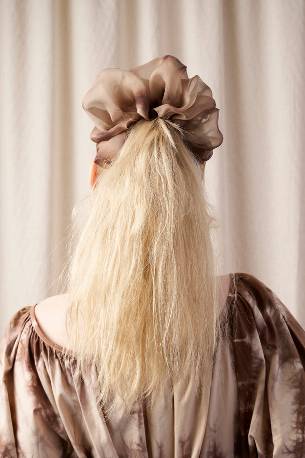 Mega Scrunchie In Beige Feather Stroke Dye