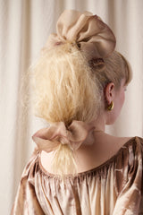 Giga Scrunchie in Beige Feather Stroke Dye