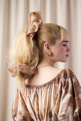 Giga Scrunchie in Beige Feather Stroke Dye