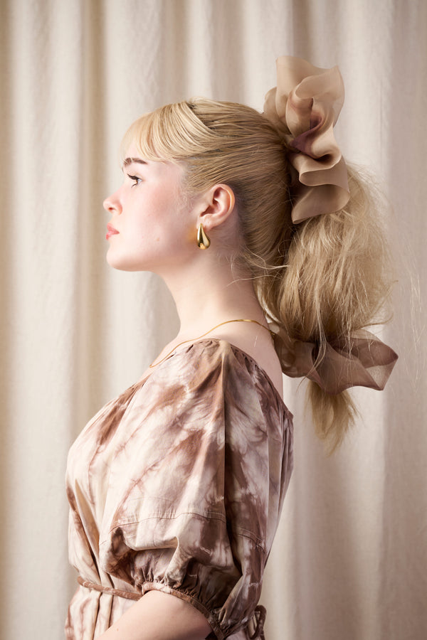 Giga Scrunchie in Beige Feather Stroke Dye